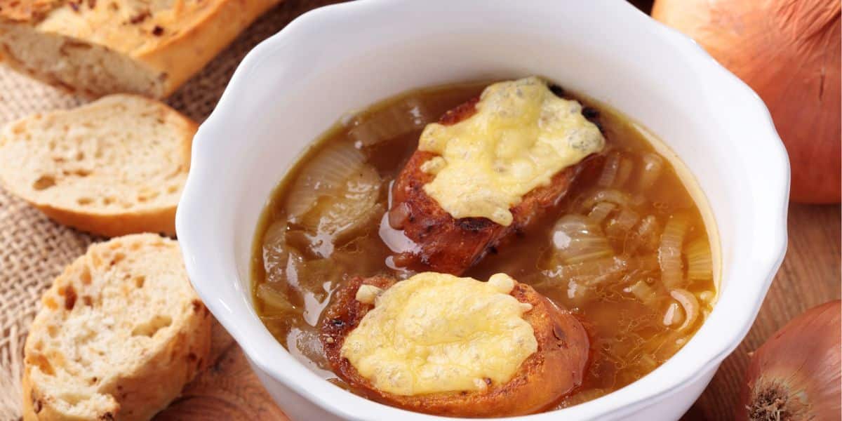 Você está visualizando atualmente Sopa de cebola cremosa simples deliciosa e fácil de preparar