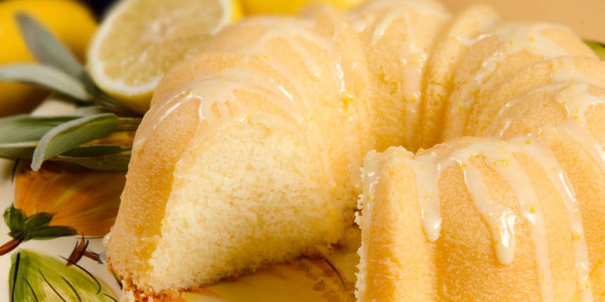 Você está visualizando atualmente Receita de bolo de limão fofo com cobertura bem saboroso para o café da manhã da família