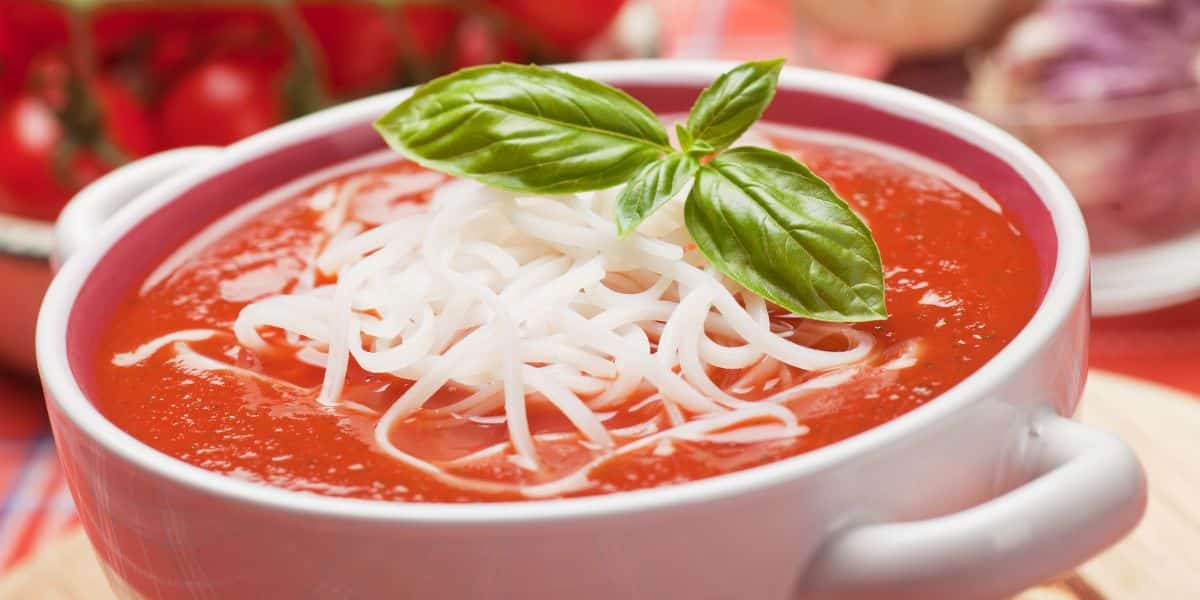 Você está visualizando atualmente Receita de sopa de tomate cremosa da vovó bem saborosa para o jantar da família