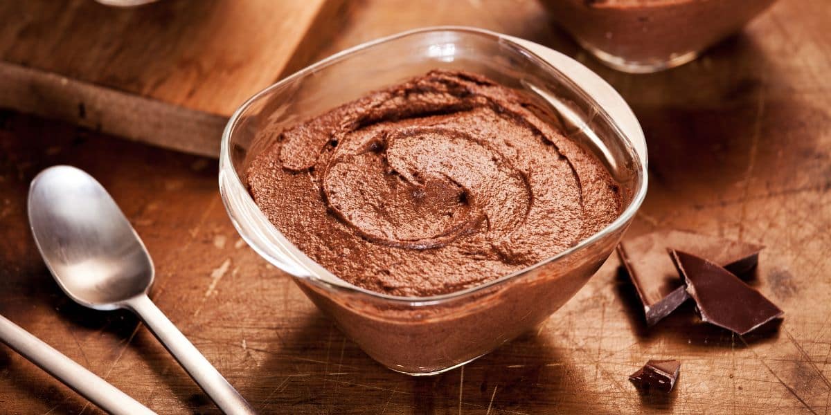 Você está visualizando atualmente Mousse de chocolate sem ovos bem cremosa e fácil sobremesa perfeita para qualquer ocasião
