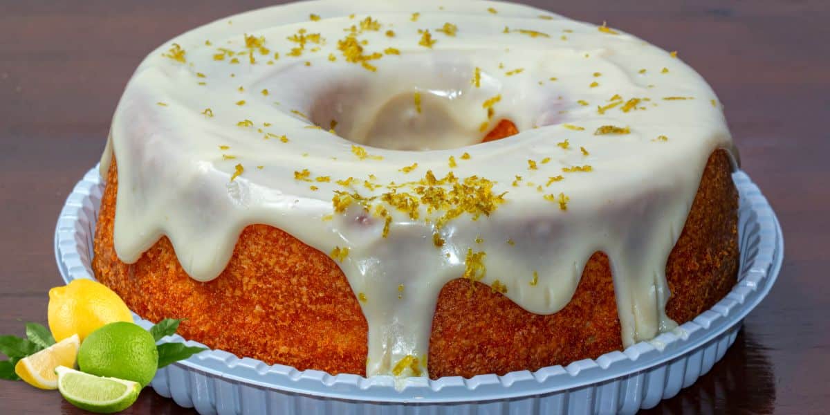 Você está visualizando atualmente Receita de bolo de limão fofo e saboroso que é sucesso absoluto em qualquer ocasião