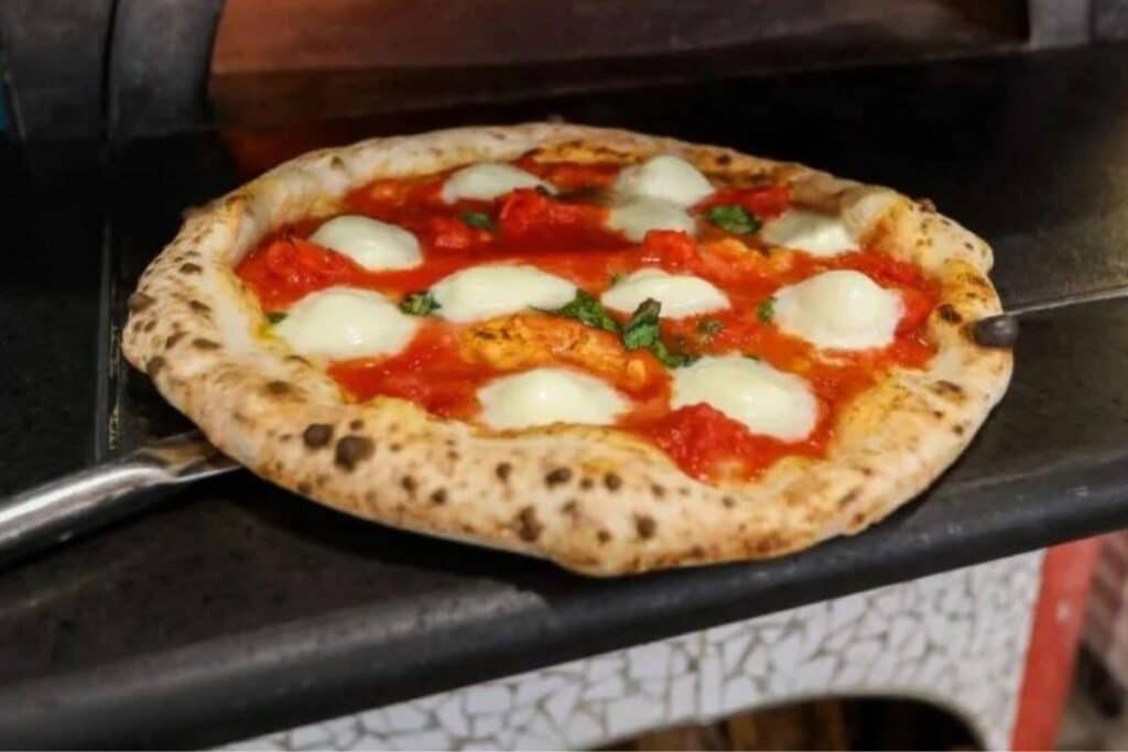 Você está visualizando atualmente Pizza Napolitana Autêntica Delícia Italiana em sua Cozinha
