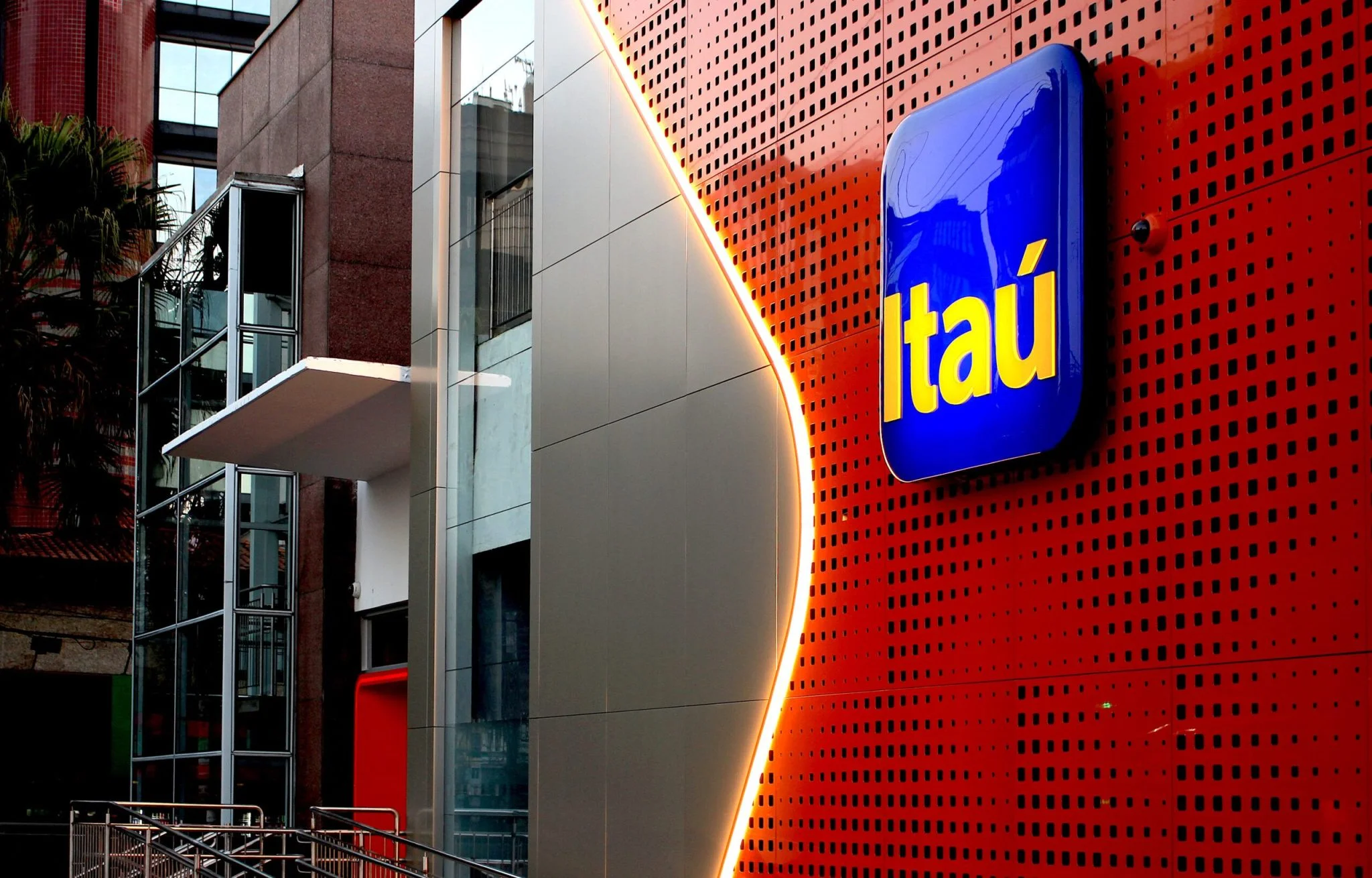 Você está visualizando atualmente Itaú é acusado de operar esquema milionário de vendas com cartões